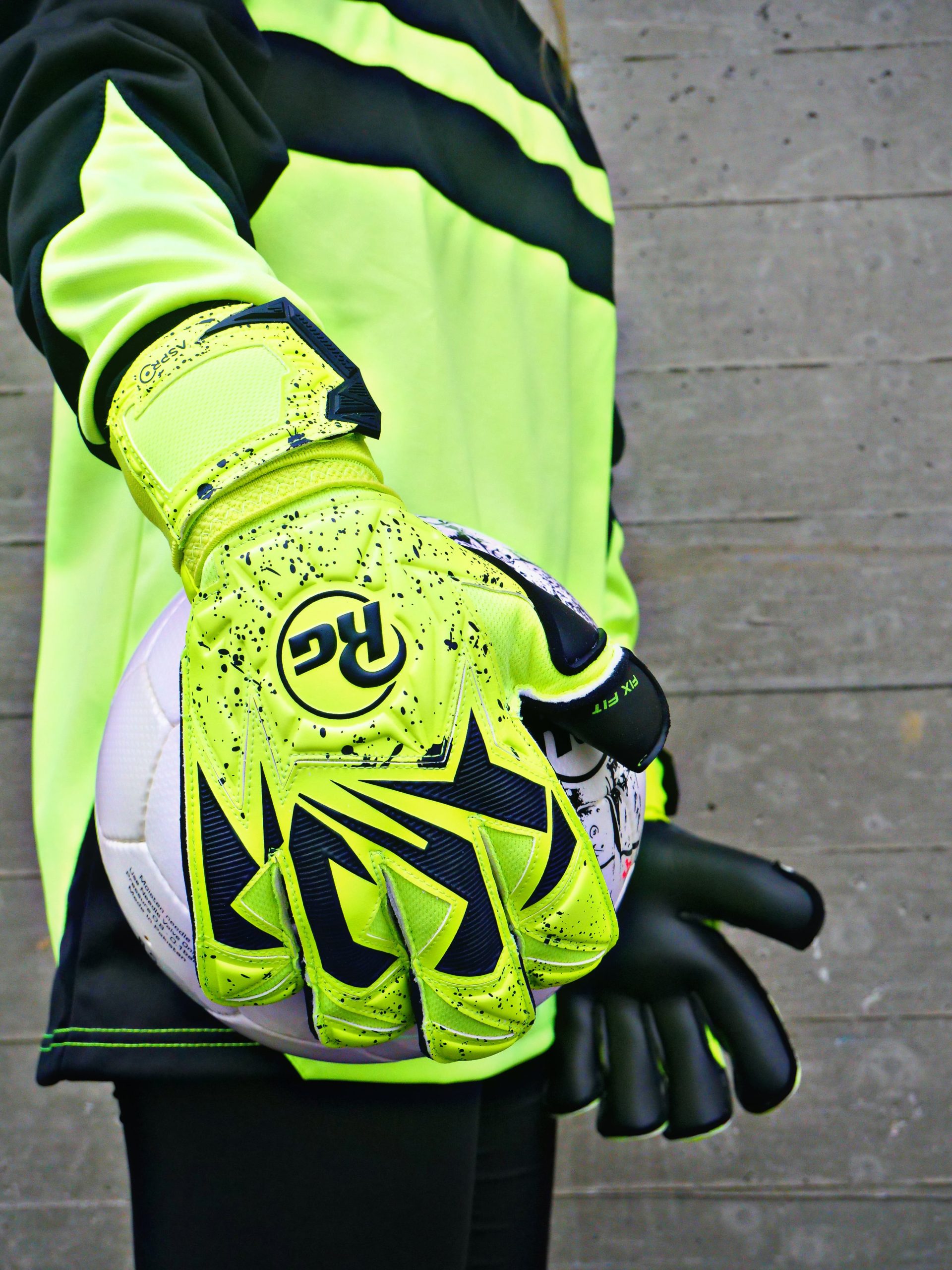 gant de foot avec barre de fer